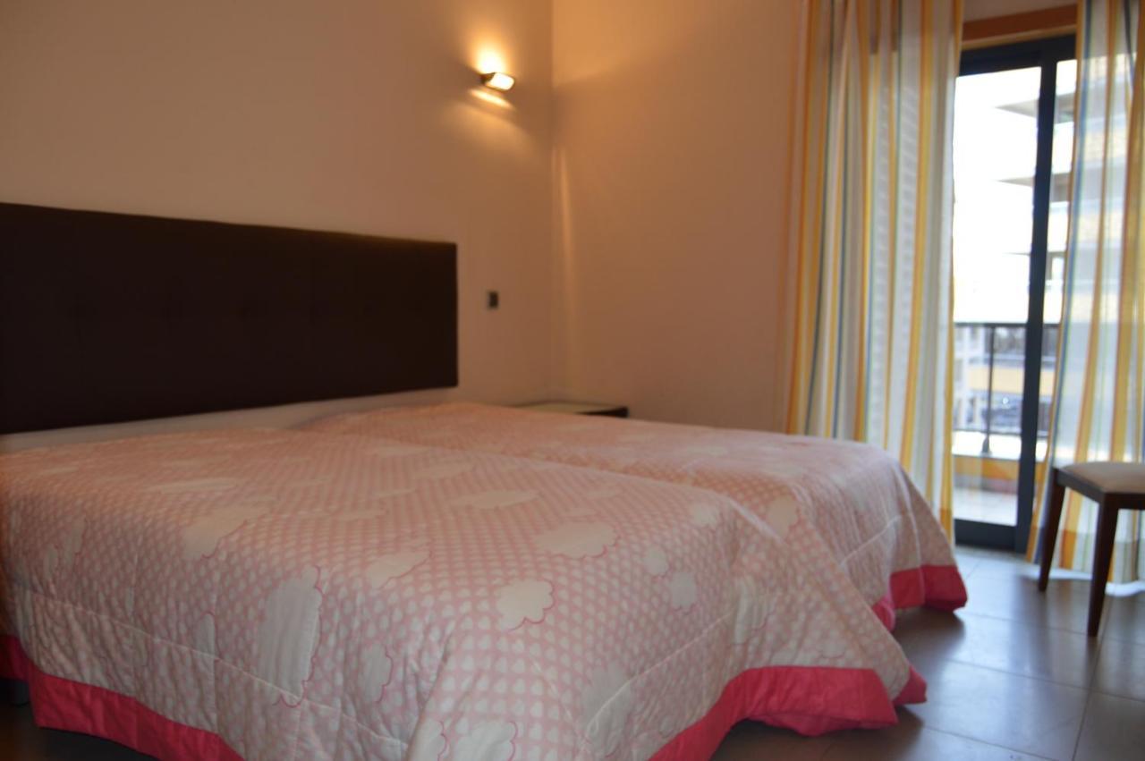 Apartamento Frente Ao Mar Com Piscina De Agua Salgada كوارتيرا المظهر الخارجي الصورة