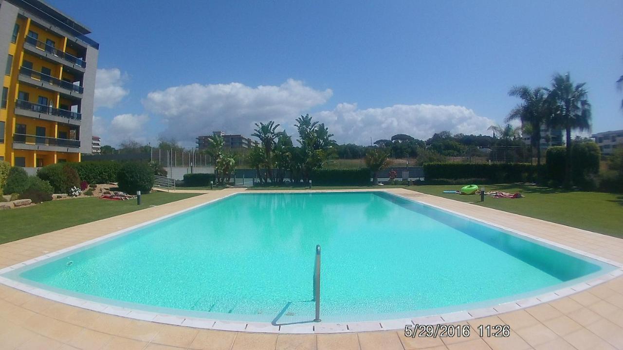 Apartamento Frente Ao Mar Com Piscina De Agua Salgada كوارتيرا المظهر الخارجي الصورة
